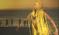 Photographie d'une danseuse du film TAMBOURS  ET  DIEUX